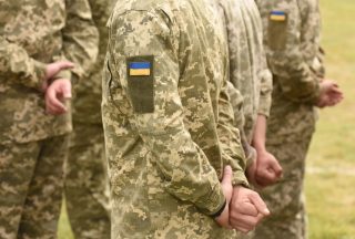 Od pádu Mariupolu o ukrajinských obráncích nikdo neslyšel. Hrozí jim trest smrti