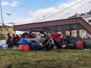 Romští běženci z Ukrajiny údajně sami odmítají ubytování. V centru Brna tak táboří desítky Romů. Prý nemohou najít zaměstnání