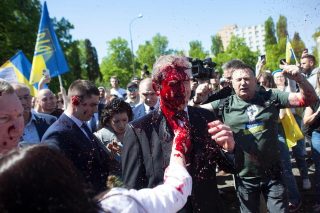 Politý ,,krví“. Tak skončily bouřlivé oslavy Dne vítězství pro ruského velvyslance v Polsku