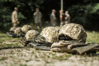 Podvodníci se snaží vydělat i na válce. Pokouší se hlavně prodat nekvalitní vojenský materiál