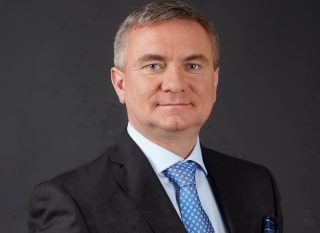 Hradní kancléř Mynář na odměnách dostal tolik, co Čech s průměrnou mzdou vydělá za rok a půl