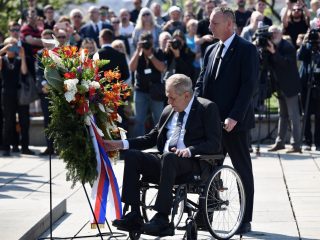 Česko si připomnělo 77. výročí konce druhé světové války v Evropě. Zeman při té příležitosti řekl, že pomocí Ukrajině splácíme dluh