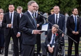 Prezident Zeman se po delší době objevil na veřejnosti. Při pietě usnul