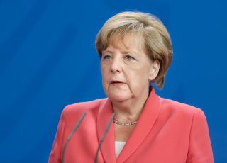 Merkelová se i po odchodu z politiky snaží ovlivňovat světové dění. Vyslala Západu varování