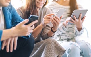 Češi mají několikanásobně dražší mobilní data než ostatní Evropané. Lepší tarif si musí vyjednat