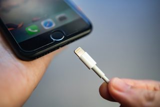 Evropská unie rozhodla o sjednocení nabíječek. Jeden kabel bude stačit od podzimu 2024