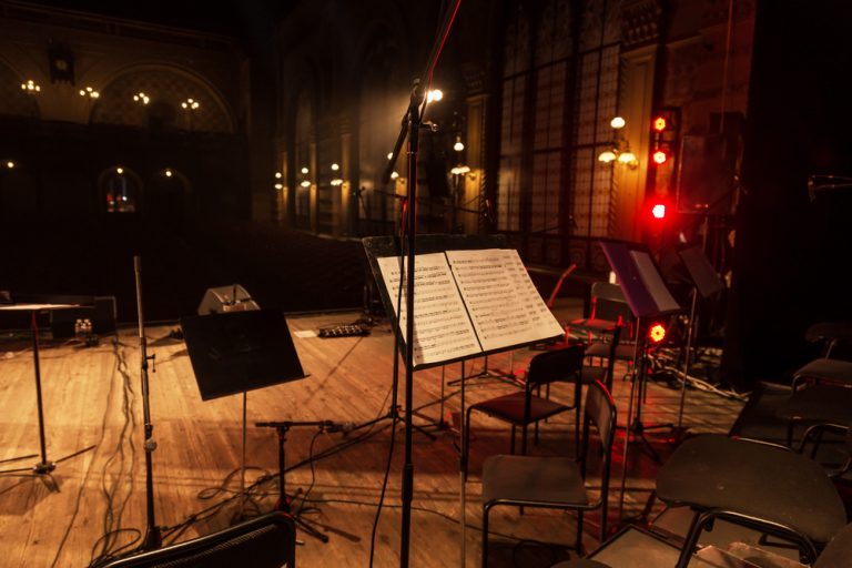 orchestr hudba bez lidi