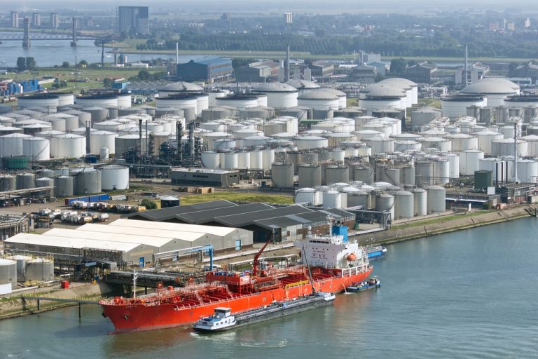 Do Spojených států se dál dováží ropa z Ruska. Sankce je možné obcházet 1 ropa tanker