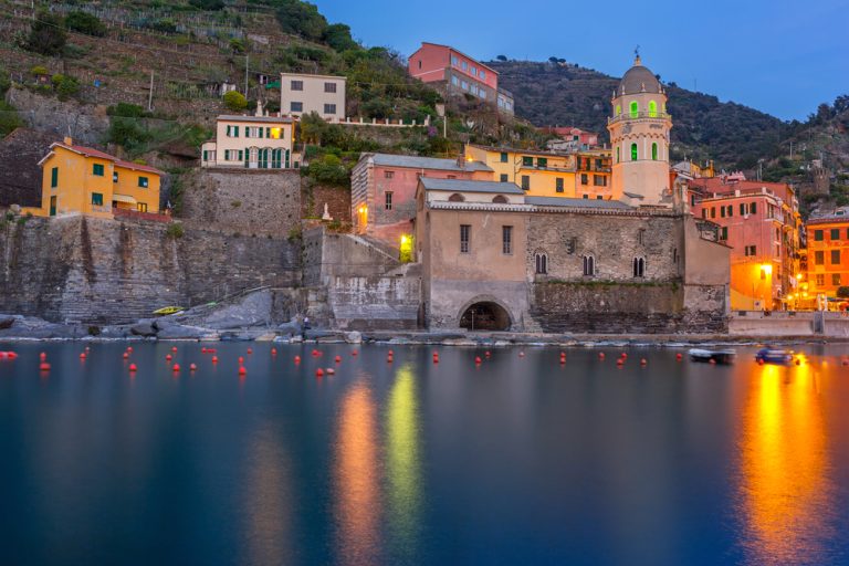 Čechům se vyplácí kupovat nemovitosti v cizině. Jsou levnější než v tuzemsku 1 vernazza mesto na pobrezi lugurskeho more