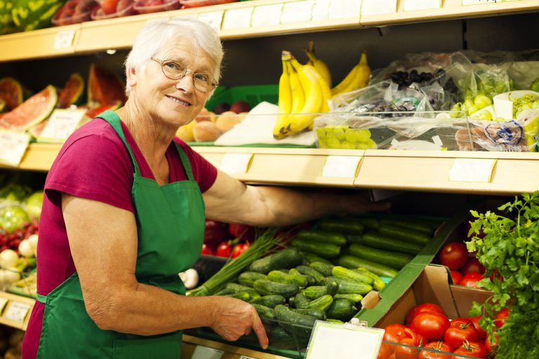 Stále více Čechů si hledá druhou práci. Kvůli inflaci z jednoho platu nejsou schopni vyjít 1 zena senior prace supermarket