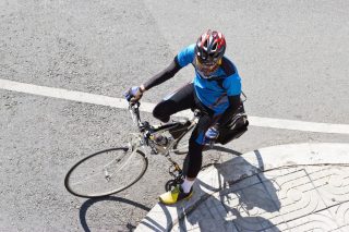 Povinnost cyklistů svítit přes den: Experti upřednostňují osvětu před regulacemi a led-blikačky před stabilními reflektory