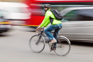 Pravidla pro předjíždění cyklistů se opět změní. Dopravním expertům nedávají smysl