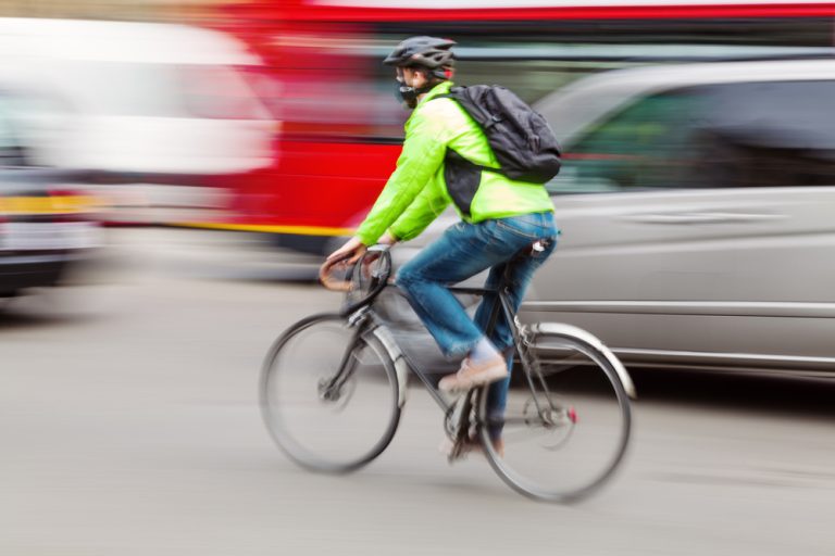 Pravidla pro předjíždění cyklistů se opět změní. Dopravním expertům nedávají smysl 1 cyklista ve meste