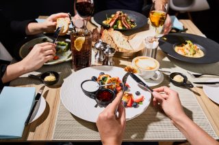 Češi o pracovní pauze stále častěji vyhledávají fastfoody než jídlo v restauraci