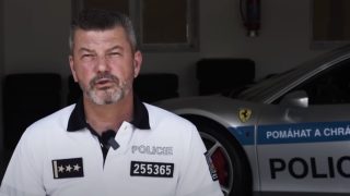 Policisté budou mít nové Ferrari. Podle dopravního experta bude vyžadovat zkušeného řidiče
