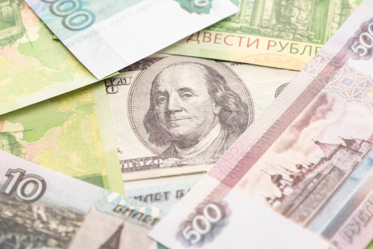 Ruská ekonomika je v troskách. Západní sankce se konečně začaly projevovat 1 rubl