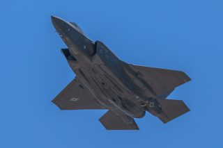 Česká vláda se rozhodla nakoupit americké stíhací letouny F-35. Sklízí za to pochvalu i kritiku