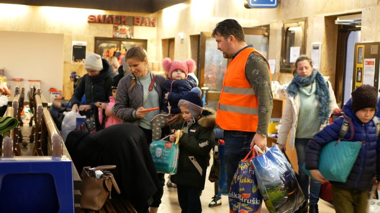 Budou mít Ukrajinci v Česku vlastní městečka a stane se ukrajinština druhým úředním jazykem? Už jich u nás je přes 300 tisíc 1 ukrajina uprchlici cesko