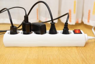 Co můžete udělat, abyste si snížili účty za elektřinu? Pár jednoduchých změn může ušetřit i stovky korun měsíčně