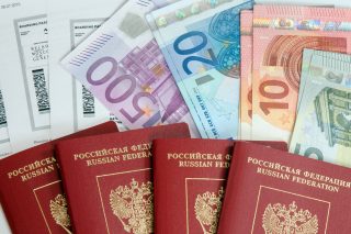 Skandál v EU: Evropští politici za peníze poskytují ruským oligarchům obrovské výhody