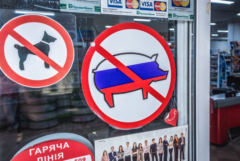 Z Rusů se stávají vyvrhelové. Nikdo je ve své zemi nechce z jednoho prostého důvodu 1 rusove zakaz
