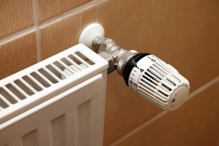 Energetická krize: Vláda chce omezit vytápění nemocnic a škol. Vládní návrh počítá i s teplotním omezením v dalších zařízeních