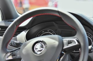 Kromě nafty zdražuje i kapalina nutná k fungování motoru. Kvůli cenám zemního plynu v Evropě docházejí zásoby