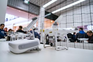 Covid se vrací a s ním i větší kontroly: Lockdowny, nátlak na očkování a teď kontrola lidí drony. Kam až tohle všechno zajde?