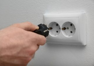 Cena elektřiny neodpovídá tomu, kolik za ní platíme. Na vině je vláda i EU