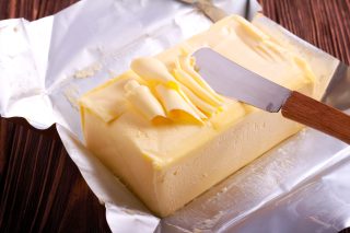 Češi kupují v tuzemských obchodech i rozmrazené a rok staré máslo pocházející ze zahraničí. Se zjištěním přišel Zemedělský svaz