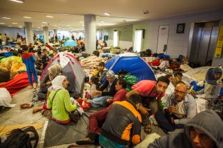 Tisíce nelegálních migrantů z islámských zemí využívají Česko a Slovensko jako tranzitní země do Německa