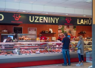 Nejmenší platy, ale nejdražší potraviny. Obchody lidi odírají o velké sumy peněz. Fialovu vládu to ale nezajímá