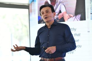 Mladým lidem stačí jen první očkování, říká šéf společnosti AstraZeneca