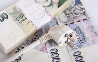 Dodavatelé energií obírají lidi o nemalé sumy peněz. Kolik vlastně prodejci elektřiny na Češích vydělávají?