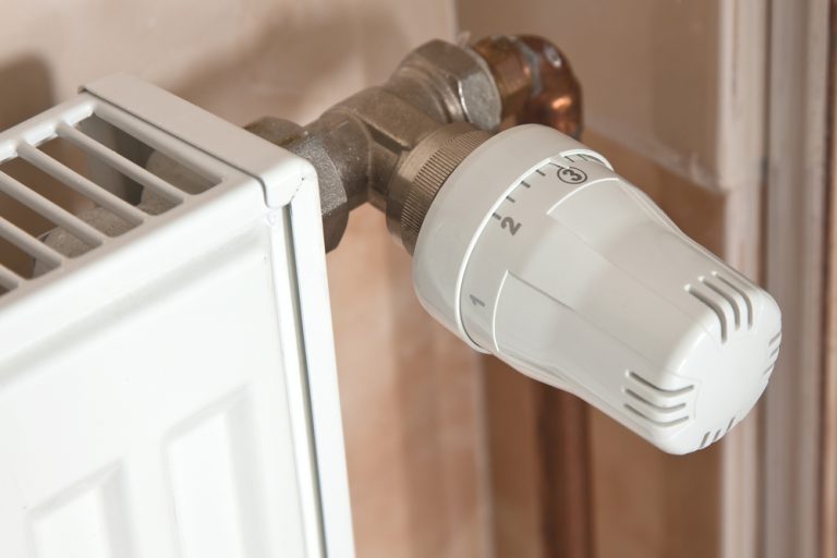 Češi už v domácnostech zavádí praktiky, díky kterým šetří na energiích 1 radiator s regulatorem
