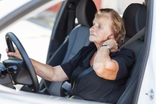 Senioři za volantem jsou ukáznění, ale mnohdy nepozorní a zranitelní. Řidičů v seniorním věku je v Česku skoro 1,5 milionu