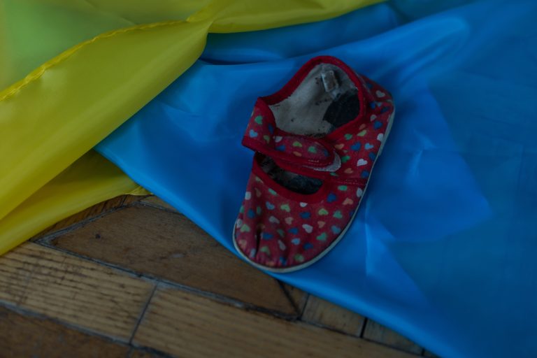 Ukrajinské děti v Česku jsou oběťmi nehorázného chování. Pokud někdo brzy nezasáhne, neskončí to vůbec dobře 1 ukrajina vlajka detska bota