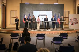 Vláda chce, aby Češi výrazně šetřili. Sama ale rozhazuje za věci, které jsou v současné době jen těžko představitelné