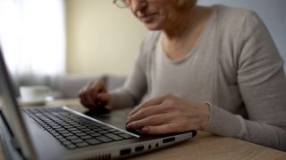 Podvodníci na internetu se zaměřili na žadatele o příspěvky. Vydávají se za zprostředkovatele