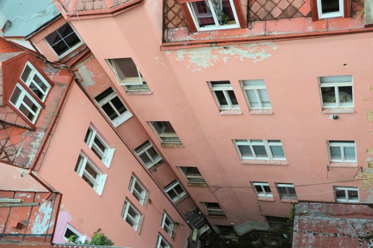 Karta se obrací: Ceny bytů jdou strmě dolů. Ekonom prozradil, kde se dá teď najít nejvýhodnější bydlení 1 byty praha
