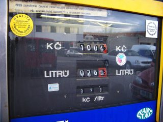 Řidiči prokoukli, jak čerpat litr nafty a benzínu až o několik korun levněji. Funguje to na všech českých benzínkách