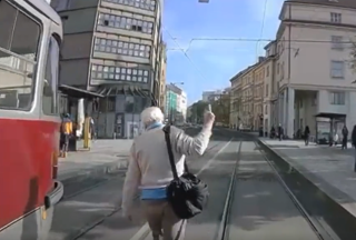 Lidský život ho nezajímal: Bezohledný chodec naschvál blokoval sanitku, která vezla dusícího se důchodce. Zdravotníkům poslal drsný vzkaz
