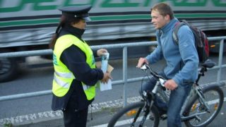 Cyklistům jedoucím po chodníku hrozí pokuta. Policie varuje před neznalostí zákona