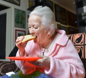 Čeští senioři horší časy nezažili: Půl milionu z nich je na hranici chudoby. A bude hůř