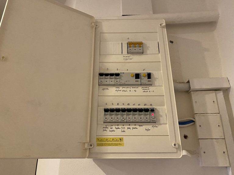 Ženě se nezdál účet za energie. Nenechala se odbýt a ušetřila tisíce korun 1 elektrina a vyuctovani