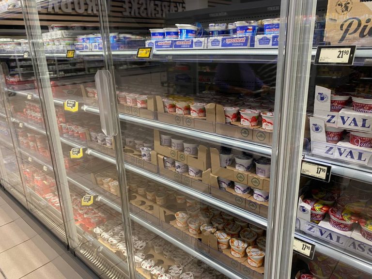 Oblíbené mléčné výrobky z obchodu mohou být extrémně nebezpečné. Kdo si jeden z nich koupil, měl by zpozornět 1 jogurt obchod supermarket potraviny