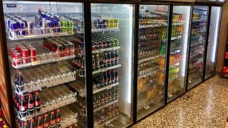 Nová státní daň: Za každý 1 litr vypité limonády budeme platit 3,40 Kč. Peníze budou muset odevzdat všichni