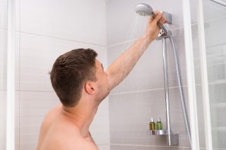 Teplá voda může být už za chvíli luxus. V některých domech v Česku už je sprchování pouze ve vymezených časech