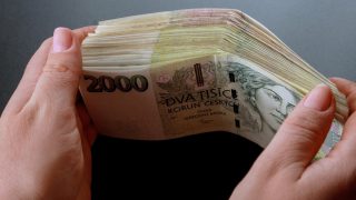 Průměrná mzda v Česku už je skoro 50 tisíc korun. Spousta lidí na ni ale nedosáhne. Naopak hrozí, že o svou práci přijdou