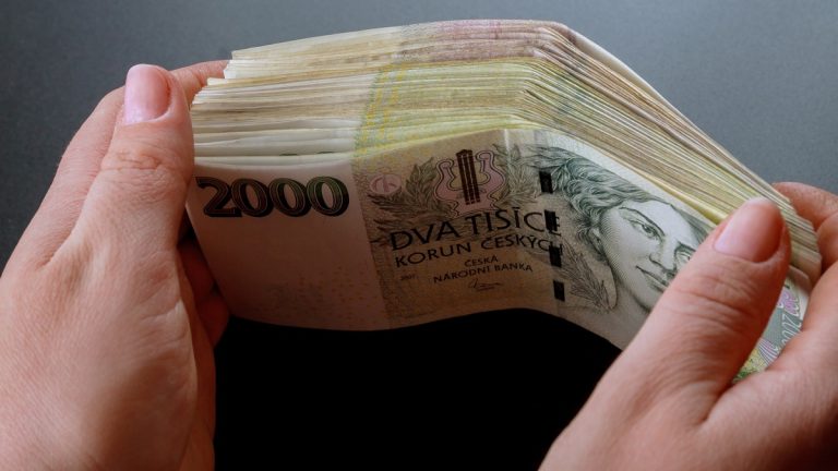 Průměrná mzda v Česku už je skoro 50 tisíc korun. Spousta lidí na ni ale nedosáhne. Naopak hrozí, že o svou práci přijdou 1 penize plat